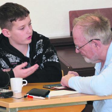 Jugendliche geben Nachhilfe - Wenn Jugendliche zu Lehrern werden: Jan Schumacher gibt einem Zufiker Senior Tipps für das Smartphone. Bild: Sabrina Salm