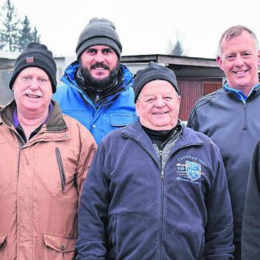 Nutzung hinterlässt Spuren - Sie haben das Eisfeld abgebaut: (hinten von links) Blerim Pnishi und Georg Nafzger von der Betriebsleitung Burkertsmatt, (vorne von links) René Kretz, Peter Brem, Rolf Hüsser und Jost Mathis. Bild: Erika Obrist