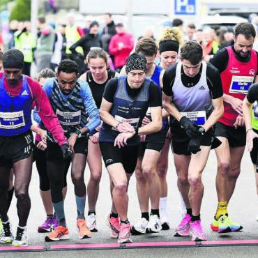 Sportliche Duftmarke gesetzt - Die Besten unter sich: Start der Elitekategorie am Reusslauf in Bremgarten. Bild: Alexander Wagner