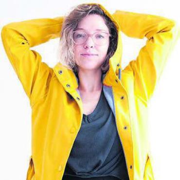 Im alltäglichen «Delirium» - Mit Humor und Selbstironie hinterfragt Martina Hügi ihren Alltag. Bild: zg