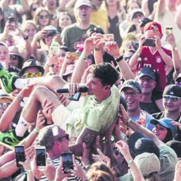Schweben auf Wolke Seven - Das Heimspiel gewonnen: Seven wird vom Publikum getragen. Bild: Dario Zimmerli