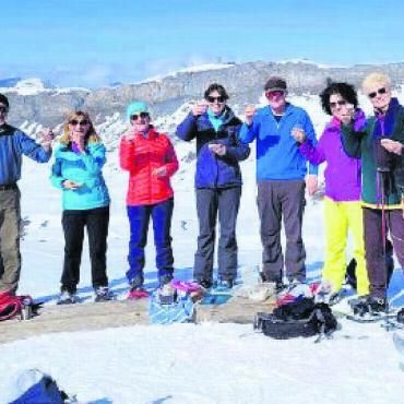 Suche nach dem Schnee - Die Teilnehmer der Schneeschuhwanderung erlebten einen fröhlichen Tag. Bild: zg