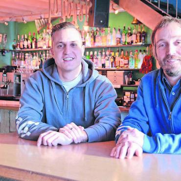 Zwei Welten verändern sich - Hans-Peter Budmiger (rechts) übergibt «sein» «Wave» an Manuel Staubli und ist froh, dass damit die Geschichte der Café-Bar weitergeschrieben wird. Staubli freut sich auf die neue Herausforderung. Bild: Annemarie Keusch