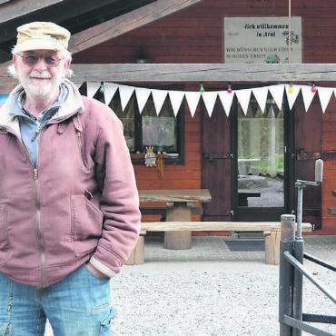 Eine Hütte bleibt ihm - Dass die Tische draussen sauber sind, dass keine Spinnweben vom Dach hängen, dass genug Holz da ist – für das alles hat Alois Eichholzer geschaut. Bild: Annemarie Keusch