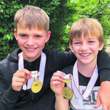Sehr cool und sehr erfolgreich - Siegreiches Duo 2: Giulien Haller (l.) und Nael Gossweiler (r.) waren bei den Jungen das beste Team des Kantons.