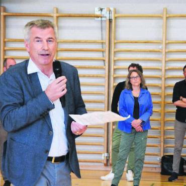 «Libelle» überflügelt alle - Kuno Schumacher, Berater und Bauherrenvertreter, erläuterte den Prozess des Wettbewerbs – im Hintergrund Frau Vizeammann Barbara Weber.