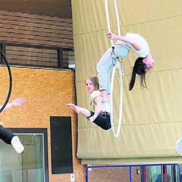 In die «Süssigkeitenfabrik» - Die Arabas-Artisten probten ausdauernd ihre Nummern. Bild: ssr