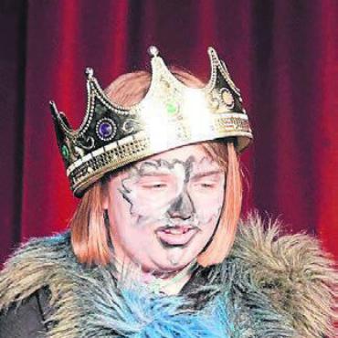 Bunte Show in der Traumfabrik - Wie eine Königin: Mit einer Krone auf dem Kopf geht die Vorstellung bestens.