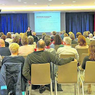 Sich auf Augenhöhe begegnen - Grosses Interesse für das hochaktuelle Thema, wie sich die steigende Lebenserwartung auf die Eltern-Kind-Beziehung auswirkt. Bilder: Walter Minder