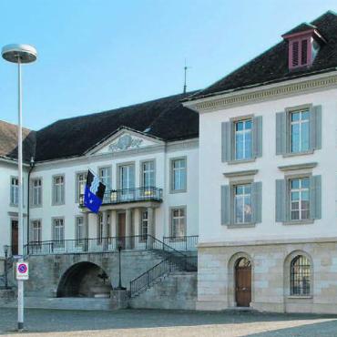 Wo Politik gemacht wird - Der Aargau lädt zum Jubiläum der Bundesverfassung zur Besichtigung ein von Grossrats- und Regierungsratsgebäude (Bild). Bild: Daniel Desborough (Kanton Aargau)
