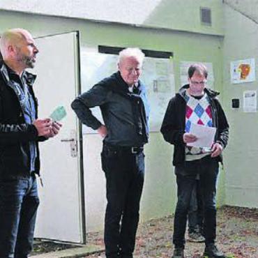 Erweiterung geglückt - Freude über das gelungene Projekt «Erweiterung Reservoir Gugelholz» haben Planer und Mitglieder des Regionalen Wasserverbands Mutschellen. Bild: sab