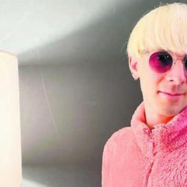 Coco Schwarz in Pink - Ob in der Musik oder als Mensch: Pianist Coco Schwarz aus Wohlen passt in keine Schublade. Bild: spr