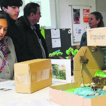 Entdeckungsreise durch die Schule - Geografie zum Anfassen: Verschiedene Lebensräume der Welt wurden von den Jugendlichen kreativ in einem Modell wiedergegeben.
