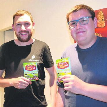 Erstmals an zwei Abenden - Sie freuen sich auf ein zünftiges Dorf-Gaudi: Christian Küng (links) und Pascal Küng. Bild: Roger Wetli