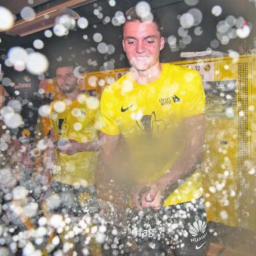 Plötzlich Meister - Marvin Keller lässt die Korken knallen. Links daneben ein anderer Aargauer bei den Young Boys: Loris Benito. Bild: Freshfocus