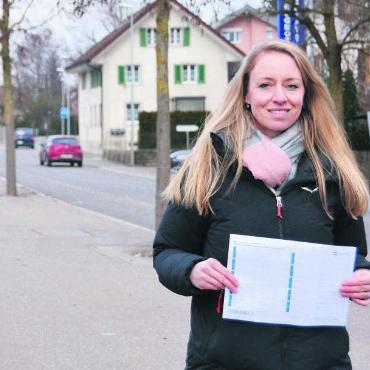 Handeln, bevor etwas passiert - Die Schulsicherheitproblematik sei auch bei anderen Eltern ein Thema und sorge immer wieder für Diskussionen, weiss Valérie Trüb. Besonders gefährlich sei der Strassenabschnitt beim Boulevard Höhe Primarschule. Bild: Sabrina Salm