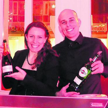 Lizenz zum Feiern - An den Bars wurden die Martinis geschüttelt, nicht gerührt.