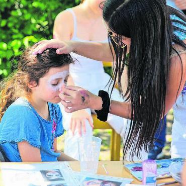 Auftakt gelungen - Kinder liessen sich schminken. Bilder: Roger Wetli (2), zg (2)