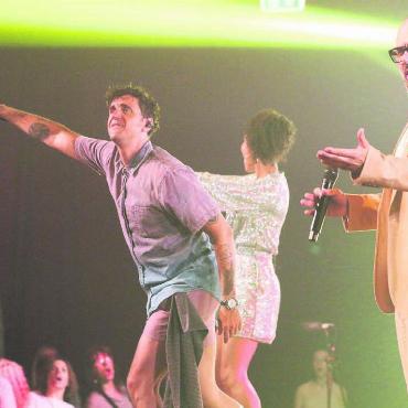 Momente für die Ewigkeit - 4. Juni: Jan Dettwyler (alias Seven) und sein Bruder Micha (rechts) bringen 700 Menschen im «Zelt» in Wohlen zum Tanzen. Für den Soulstar ist es ein Heimspiel.