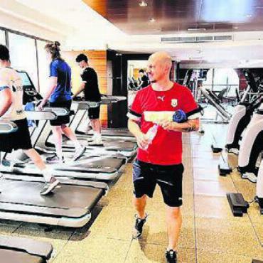 Flaschengeist hat Wünsche erfüllt - Stefan Kohler beim Konditionstraining im Camp in Dubai.