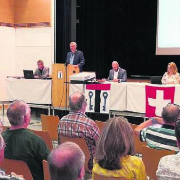 Diskussion Steuerfusssenkung - Die geschäftlichen Traktanden konnten schnell abgehandelt werden. Wichtige Informationen über laufende oder kommende Projekte gab es für die Stimmbürger anschliessend vom Gemeinderat. Bild: zg