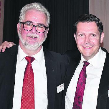 Der klassische «Kreditler» tritt ab - Rainer Mühlethaler (links) geht Ende Monat frühzeitig in Pension. Marco Putzolu feiert sein 20-Jahr-Jubiläum. Bild: Erika Obrist