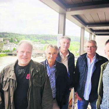 «Stadthof» vor Eröffnung - Schöne Aussichten: Die Verantwortlichen (von links) Renato Rocchinotti, Urs Stocker, Markus Koller, Roman Koller und Rolf Erni, freuen sich darauf, dass auf der Terrasse des «Stadthofs» schon bald wieder Gäste Platz nehmen dürfen. Bild: Marco Huwyler