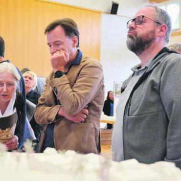 «Libelle» überflügelt alle - Die Bevölkerung studiert das Siegerprojekt ganz genau. Bild: ake