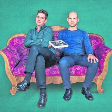 Von Highlights und Katastrophen - Die zwei Musikkabarettisten Diego Valsecchi (links) und Pascal Nater feiern auch in Bremgarten ihre «Rosenhochzeit». Bild: zg