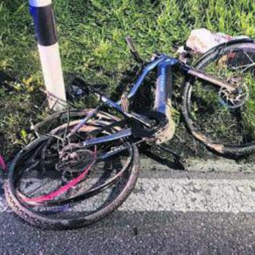 Fahrradlenkerin von Auto touchiert - Die Fahrradlenkerin wurde verletzt und am Fahrrad entstand Sachschaden. Bild: zg