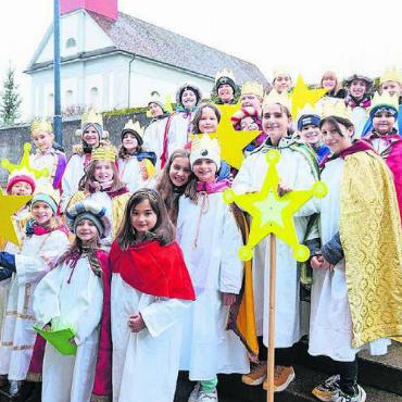 Wie Kinder Kindern helfen - Die 30-köpfige Gruppe der Waltenschwiler Sternsinger. Bild: zg