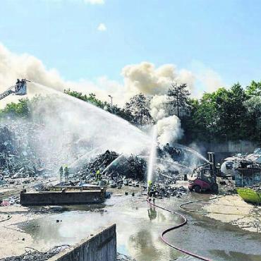 Ursache noch unklar - Die Feuerwehr Waltenschwil konnte umgehend mit den Löscharbeiten beginnen. Bild: pz