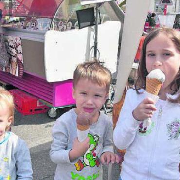 Heiteres Zusammenkommen - Bei dem herrlichen Frühlingswetter waren Glaces sehr gefragt.