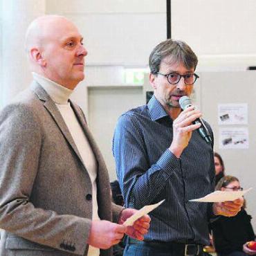 Entdeckungsreise durch die Schule - Cornel Wissmann (links) und Roland Gindrat begrüssen die Besucher an der KSM.