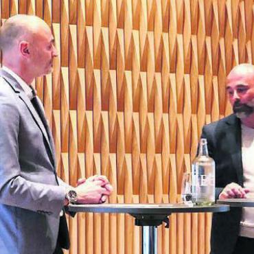 Hampelmänner mag er nicht - Talkmaster und «Club 50»-Mitglied Oliver Stöckli (links) mit GC-Trainer Giorgio Contini. Bild: zg