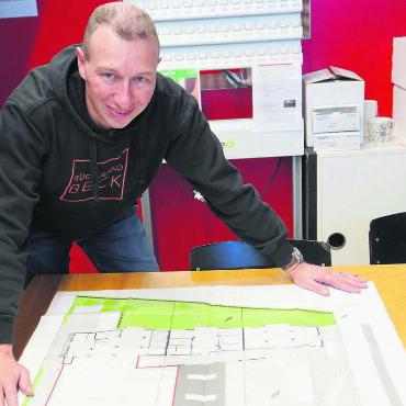 Weiter auf Wachstumskurs - Der «Rüebliland-Beck» hat Grosses vor. Hans-Peter Dick, Mitglied der Geschäftsleitung, mit dem Plan für das neue Produktionsgebäude im Rigacker. Bild: rts