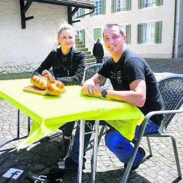 Speis und Tanz zum Muttertag - Spannen beim Muttertagsbrunch auf dem Schellenhausplatz zusammen: Sarah Heldners Tanzfabrik sorgt für die unterhaltungstechnischen Highlights an der Veranstaltung von Sebastian Hampls FAB. Bild: Marco Huwyler
