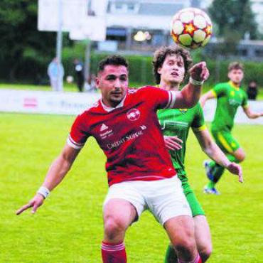Zum Abschied den Aufstieg - Schiesst Sizai Morina (vorne) Bremgarten in die 2. Liga? Bild: jl