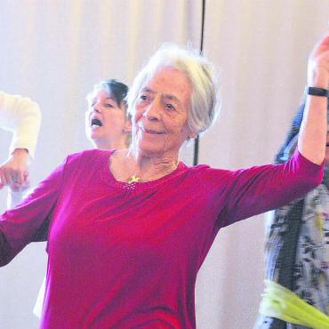 «Tanzen macht mich frisch» - Tanzen gibt der 90-jährigen Domenica Bühler ein Wohlgefühl. Griechische Tänze mag sie besonders, da diese so fröhlich sind. Bild: Sabrina Salm