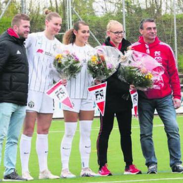 Mit dem Velo in die Brühl - FC-Muri-Präsident Michael Stadelmann (links) und Spiko-Präsident Jimmy Sagri ehren die Murianerinnen (von links) Julia Stierli, Alayah Pilgrim und Michelle Stierli. Bilder: Josip Lasic