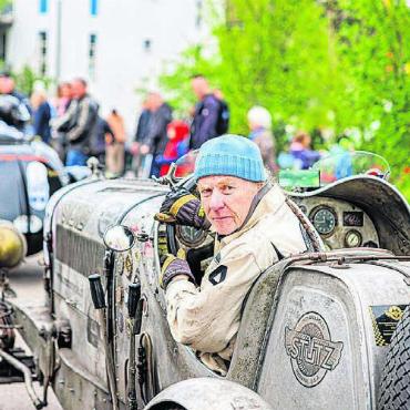 Da jubelt die Oldtimer-Seele - Volle Aufmerksamkeit: Alex Lüchinger im Stutz DV 32 Twin Cam aus 1926 beim Rückwärts-Einparkieren.