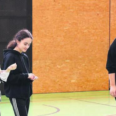 Hände und Gesicht sprechen lassen - In einer Szene spielen die Jugendlichen, wie die Lehrerin (2. v. r.) eine Schülerin beim Spicken ertappt.