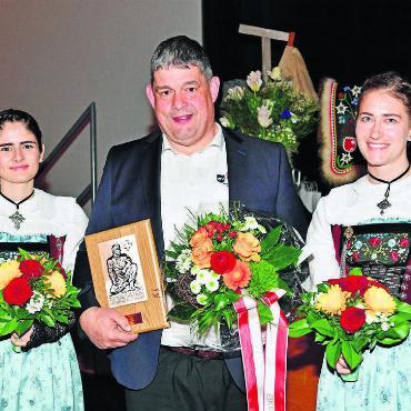 Grosse Ehre für Döbeli - Magnus Döbeli freut sich zwischen den beiden Ehrendamen. Der Sarmenstorfer vom Schwingklub Freiamt ist neues Ehrenmitglied des ESV. Bild: August Köpfli