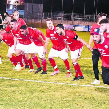 Die Eroberung von Zurzach - Partystimmung bei Spielern und Staff des FC Bremgarten. Der Aufstieg ist geschafft. Bild: Josip Lasic