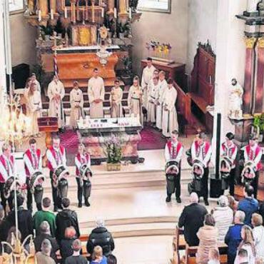 Bedeutendes Gut - Der Festgottesdienst wird von der Trychlergruppe Rottenschwil begleitet. Bild: sus