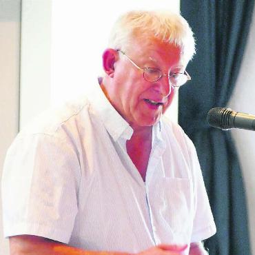 Nähe anstatt Roboter - Präsident Franz Hold begrüsst rund 50 Mitglieder des Vereins Pflegi Muri. Bild: Richard Gähwiler