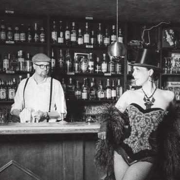 Vielfalt als Visitenkarte - KimSka präsentiert zusammen mit Jenny eine Burlesque-Show.