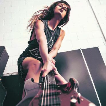 Das Versteckspiel hat ein Ende - Ihre Musik macht sie stark: Laura Andracchio startet als Aura Davis durch. Bild: Tae Yup Bucher_AD Promoshoot