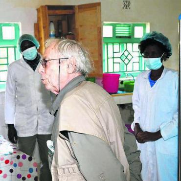 Helfen auch im hohen Alter - Der Präsident schaut nach dem Rechten: Neben dem Bereich Schulbildung engagiert sich das Projekt Synesius in Kenia auch für medizinische Versorgung und Dentalhygiene.