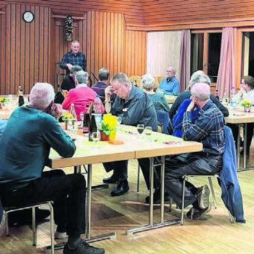 Erneute Steigerung der Einsätze - Beim Treffen der Freiwilligen von «länger dehei» hört man viele Informationen und es wird rege diskutiert. Bild: zg